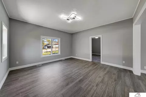 Living - 915 Lincoln St, Beatrice, NE 68310 photo 3 of 3