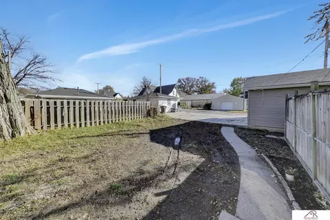 Exterior - 915 Lincoln St, Beatrice, NE 68310 photo 6 of 8