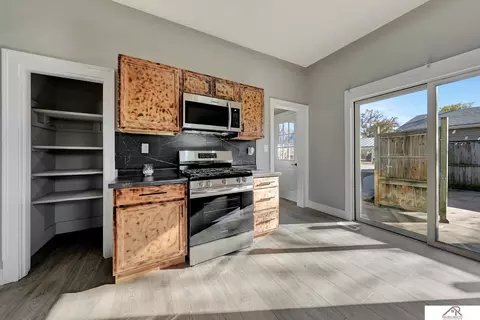 Kitchen - 915 Lincoln St, Beatrice, NE 68310 photo 4 of 6