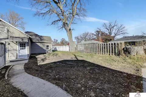 Exterior - 915 Lincoln St, Beatrice, NE 68310 photo 7 of 8