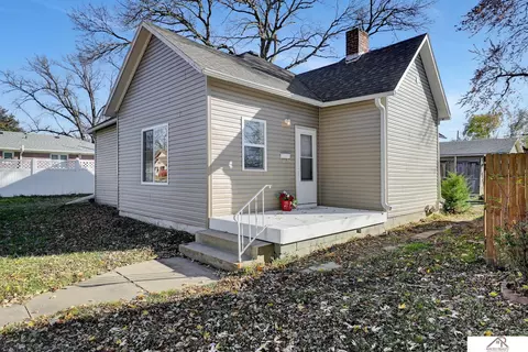 Exterior - 915 Lincoln St, Beatrice, NE 68310 photo 1 of 8