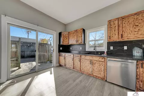 Kitchen - 915 Lincoln St, Beatrice, NE 68310 photo 5 of 6