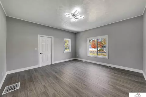 Living - 915 Lincoln St, Beatrice, NE 68310 photo 2 of 3