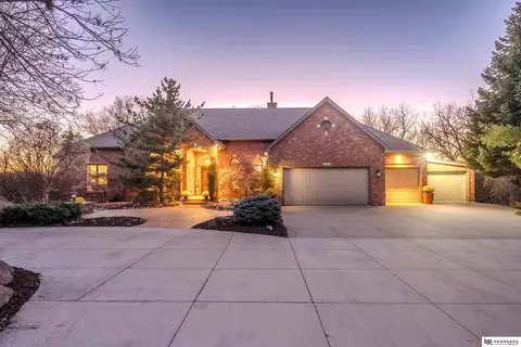 1227 Pinewood Dr, Blair, NE 68008