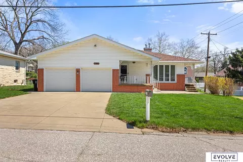 517 N 11th St, Plattsmouth, NE 68048