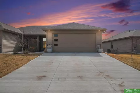 17107 Nicholas Cir, Omaha, NE 68118