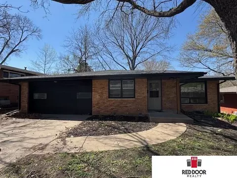 2741 S 41 St, Lincoln, NE 68506
