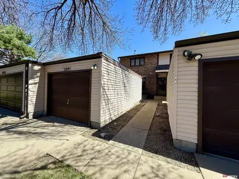 2219 Southwood Pl, Lincoln, NE 68512
