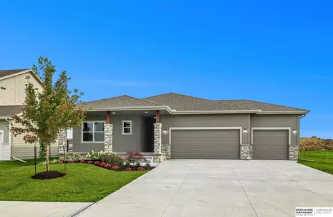18469 Palisades Dr, Omaha, NE 68136