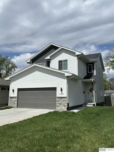 6820 Pacific St, Omaha, NE 68106