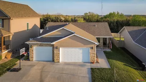 7901 Renatta Dr, Lincoln, NE 68516