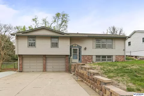 9728 Erskine St, Omaha, NE 68134