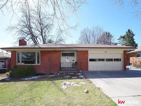 5961 Sumner St, Lincoln, NE 68506