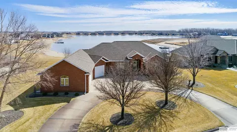 21938 Bayshore Dr, Columbus, NE 68601
