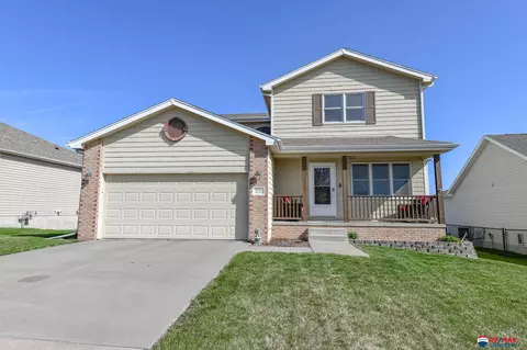 8760 Garland St, Lincoln, NE 68505