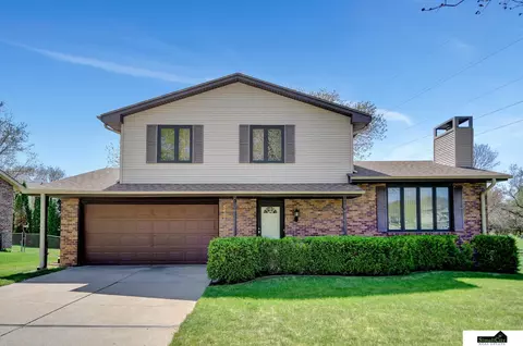 5401 Quail Ridge Cir, Lincoln, NE 68516