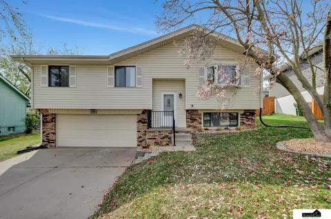 2203 Coventry Dr, Bellevue, NE 68123