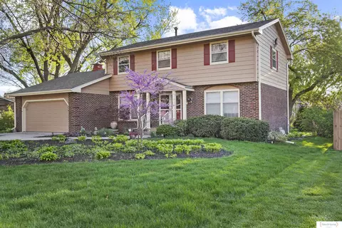 1131 Coachmans Dr, Lincoln, NE 68510