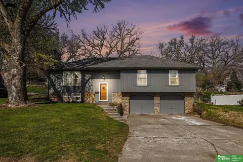 1112 Hackney Dr, Papillion, NE 68046