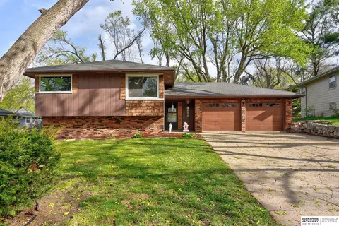9558 Taylor St, Omaha, NE 68134