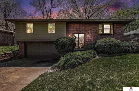 6015 Oakridge Dr, Lincoln, NE 68516