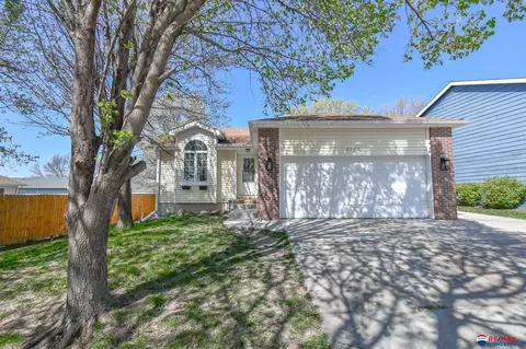 2707 NW 8th St, Lincoln, NE 68521