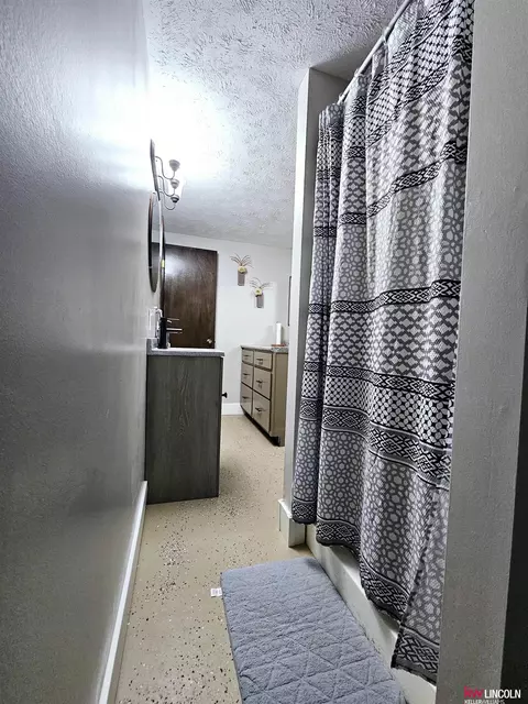 Bath - 109 N Way Ave, Sutton, NE 68979 photo 5 of 5