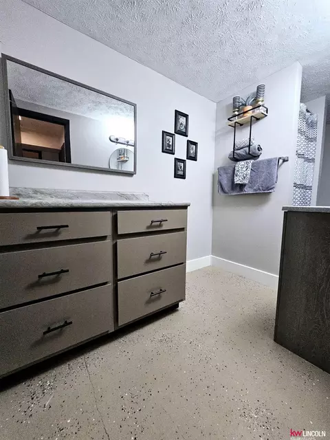 Bath - 109 N Way Ave, Sutton, NE 68979 photo 3 of 5