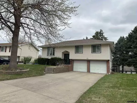 7520 Hayes Cir, Omaha, NE 68127
