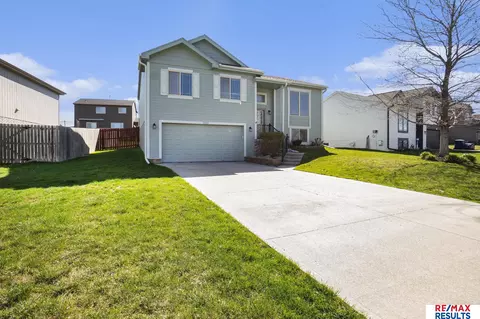 13713 S 44 St, Bellevue, NE 68123