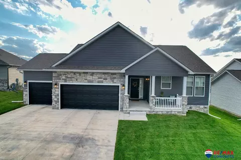 1011 N 105 St, Lincoln, NE 68527