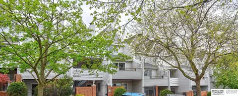 106 S 37 St #2, Omaha, NE 68131