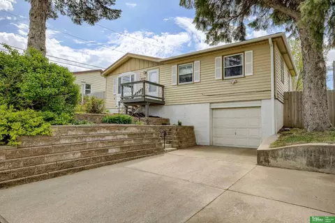 8719 Valley St, Omaha, NE 68124