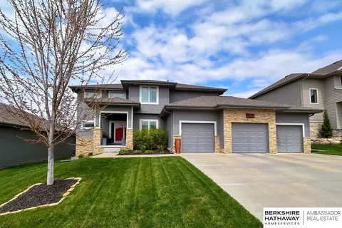 18962 Manderson St, Omaha, NE 68022