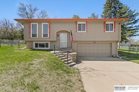 7714 Greenleaf Dr, La Vista, NE 68128