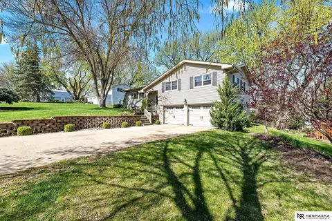 4608 N View Dr, Omaha, NE 68134
