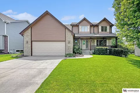 9233 White Hall Ln, Lincoln, NE 68526
