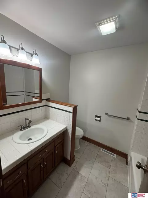 Bath - 906 N 6th St, Beatrice, NE 68310 photo 1 of 2