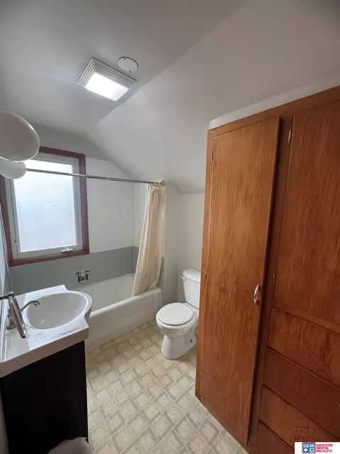 Bath - 906 N 6th St, Beatrice, NE 68310 photo 2 of 2