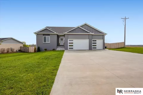 708 Sunset Blvd, Palmyra, NE 68418