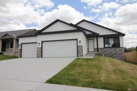 614 Woodsage Rd, Seward, NE 68434