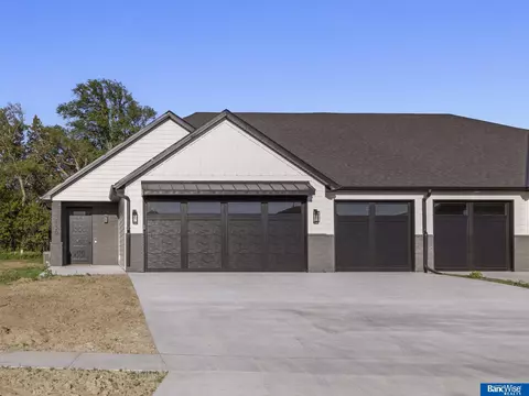 9130 Hillcrest Trl, Lincoln, NE 68520