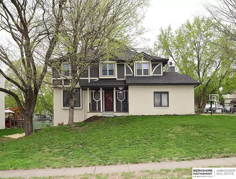1006 E Cary St, Papillion, NE 68046