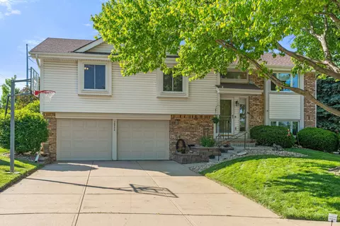 16734 Pierce Cir, Omaha, NE 68130