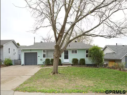 4907 Valley St, Omaha, NE 68106