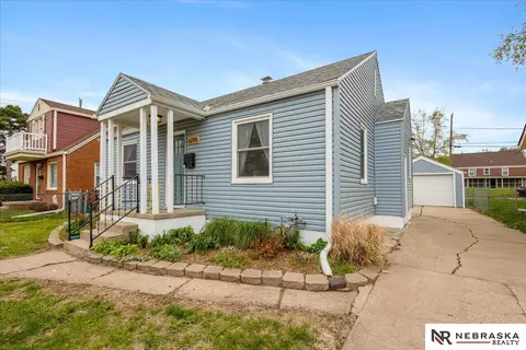 6196 Walnut St, Omaha, NE 68106