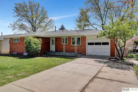 7135 Dudley St, Lincoln, NE 68505