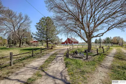 318 E Maple St, Orleans, NE 68966