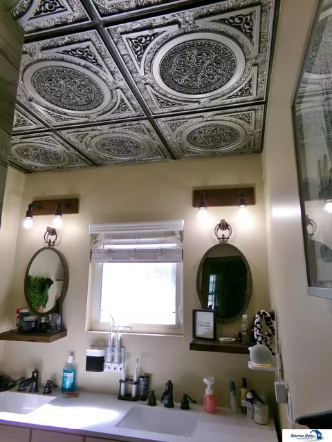 Bath - 1904 Ella St, Beatrice, NE 68310 photo 7 of 11