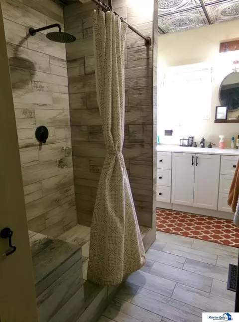 Bath - 1904 Ella St, Beatrice, NE 68310 photo 2 of 11